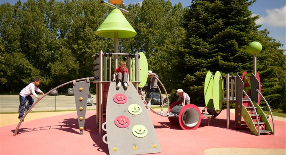Armoripark speeltuin in Bégard bij de 3-sterren camping Armor Loisirs in Trébeurden - Camping Armor Loisirs