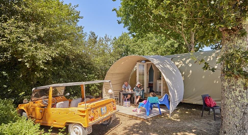 Coco zoet op 3-sterren camping Armor Loisirs in Trébeurden, verhuur van staanplaatsen, stacaravans en chalets, camping met zwembad aan de roze granietkust bij Perros Guirec pluomanach frankrijk -Côtes d'Armor-Bretagne - Camping Armor Loisirs
