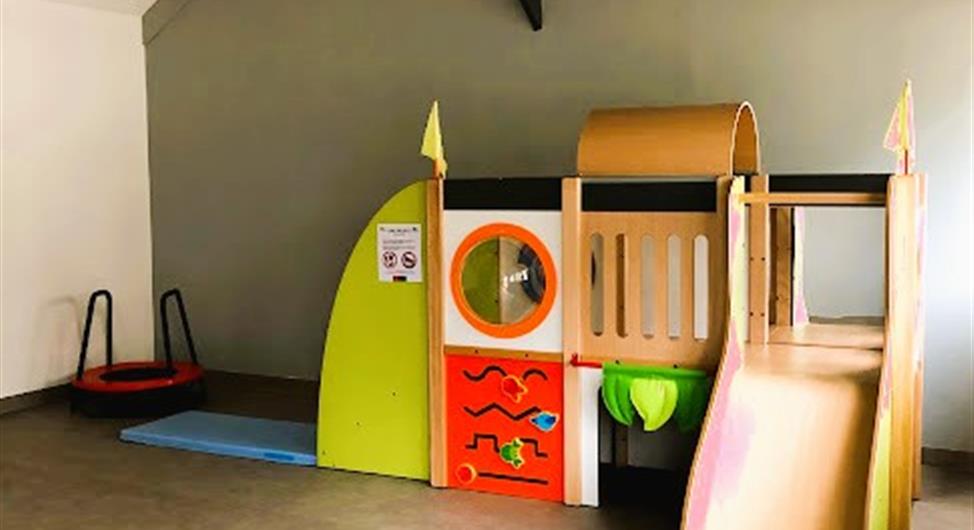 Kinderspeelkamer, trampoline, flipperkast - Camping Armor Loisirs