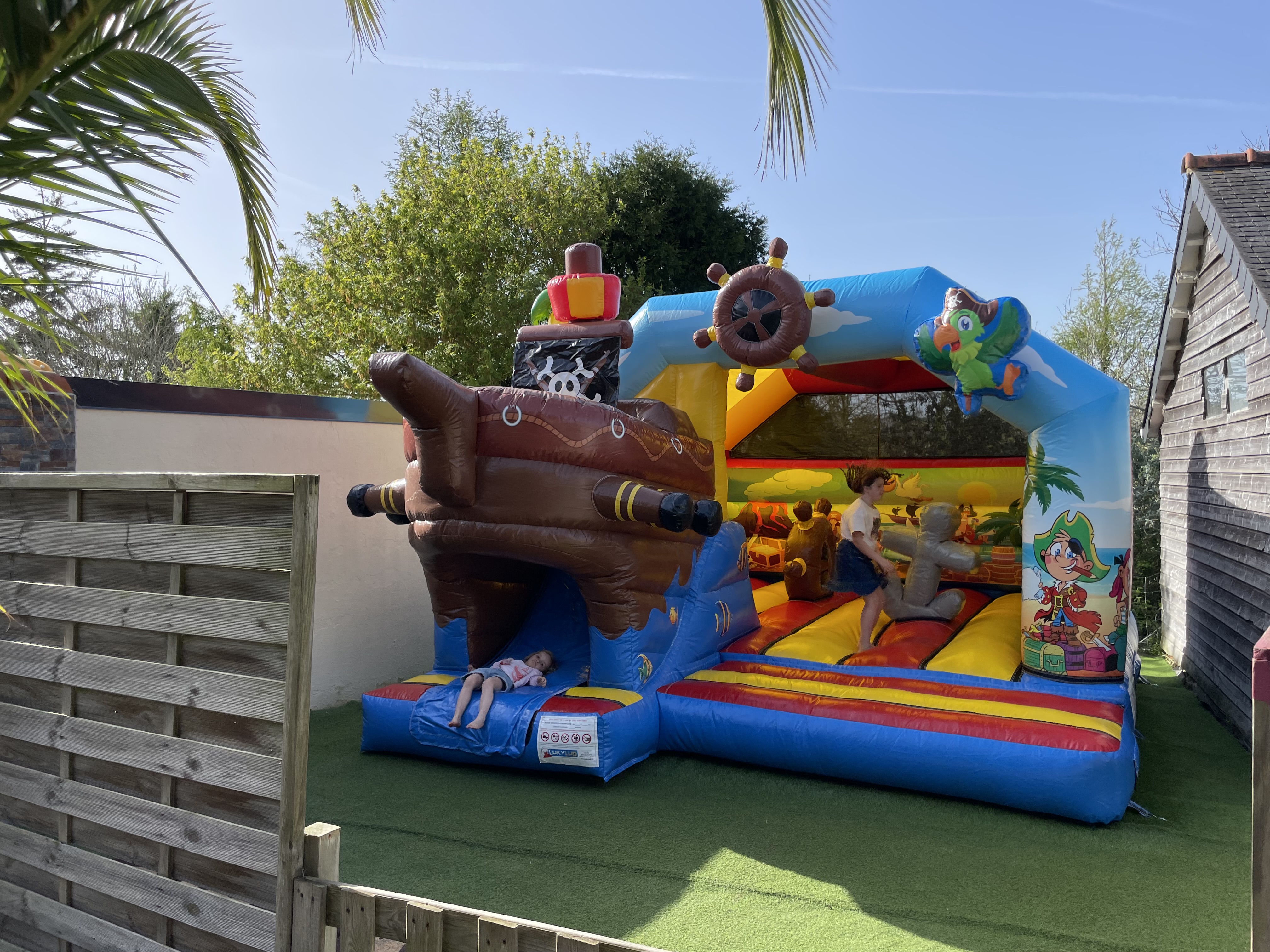 Opblaasbare speelstructuur camping armor loisirs trebeurden cote de granit rose  - Camping Armor Loisirs